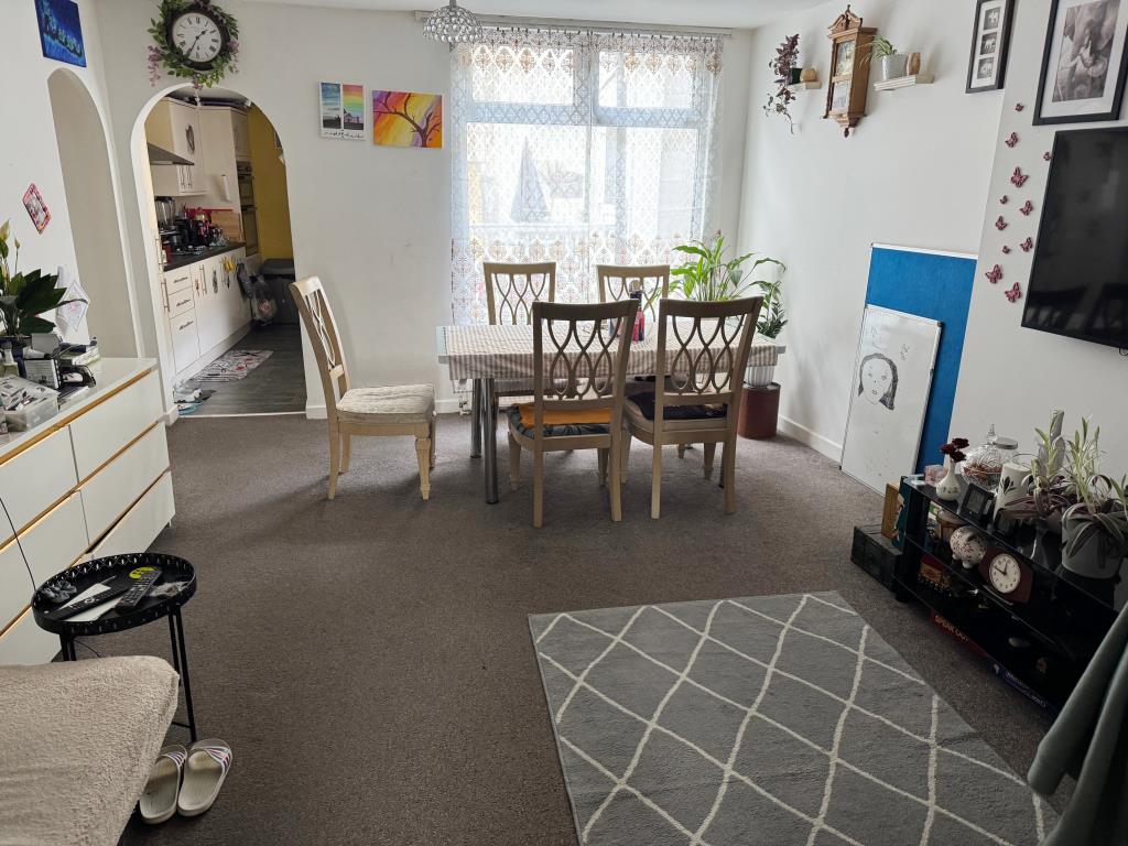 Lot: 101 - FREEHOLD INVESTMENT BLOCK OF THREE APARTMENTS - Flat 1  Living room/dining room